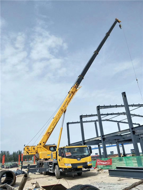 灵山县超高层建筑钢结构吊装案例